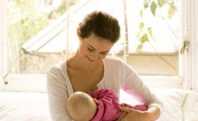 Как брать новорождённого на руки: правильный метод, видео и фото Как держать новорожденную девочку подмывании